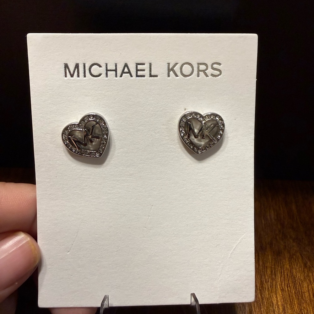 NEW Michael Kors Thin Heritage Heart Stud Earrings in silver-tone